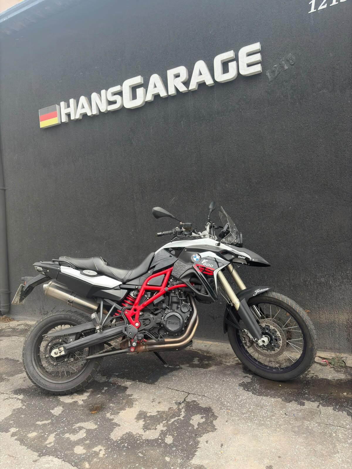 Moto BMW em frente à Hans Garage