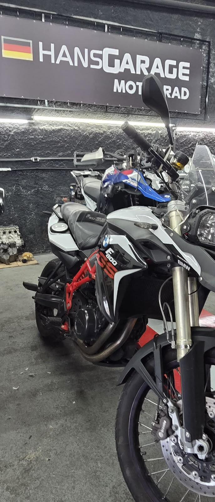 Moto BMW na área técnica da Hans Garage