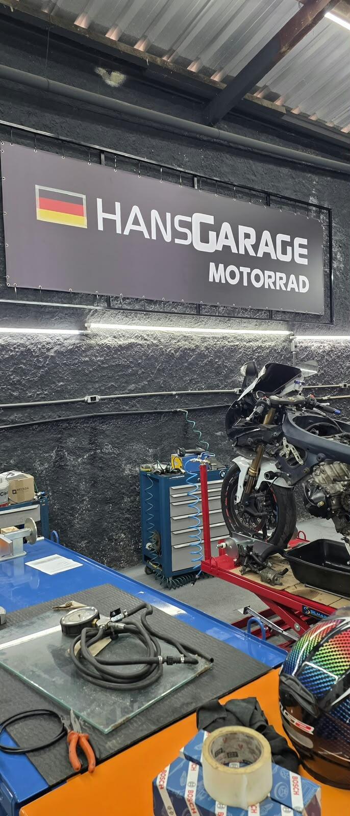 Área de manutenção de motos da Hans Garage